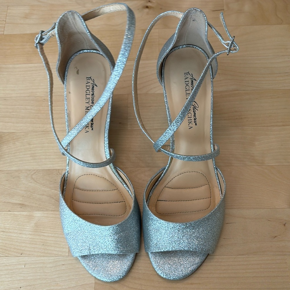 Badgley Mischka Wedge Sandal/Heel size 8 silver - Picture 1 of 5